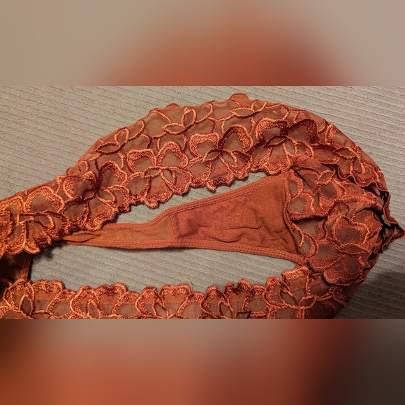 Vintage Victoria's Secret, Low Rise Thong, Size Medium - Picture 3 of 4